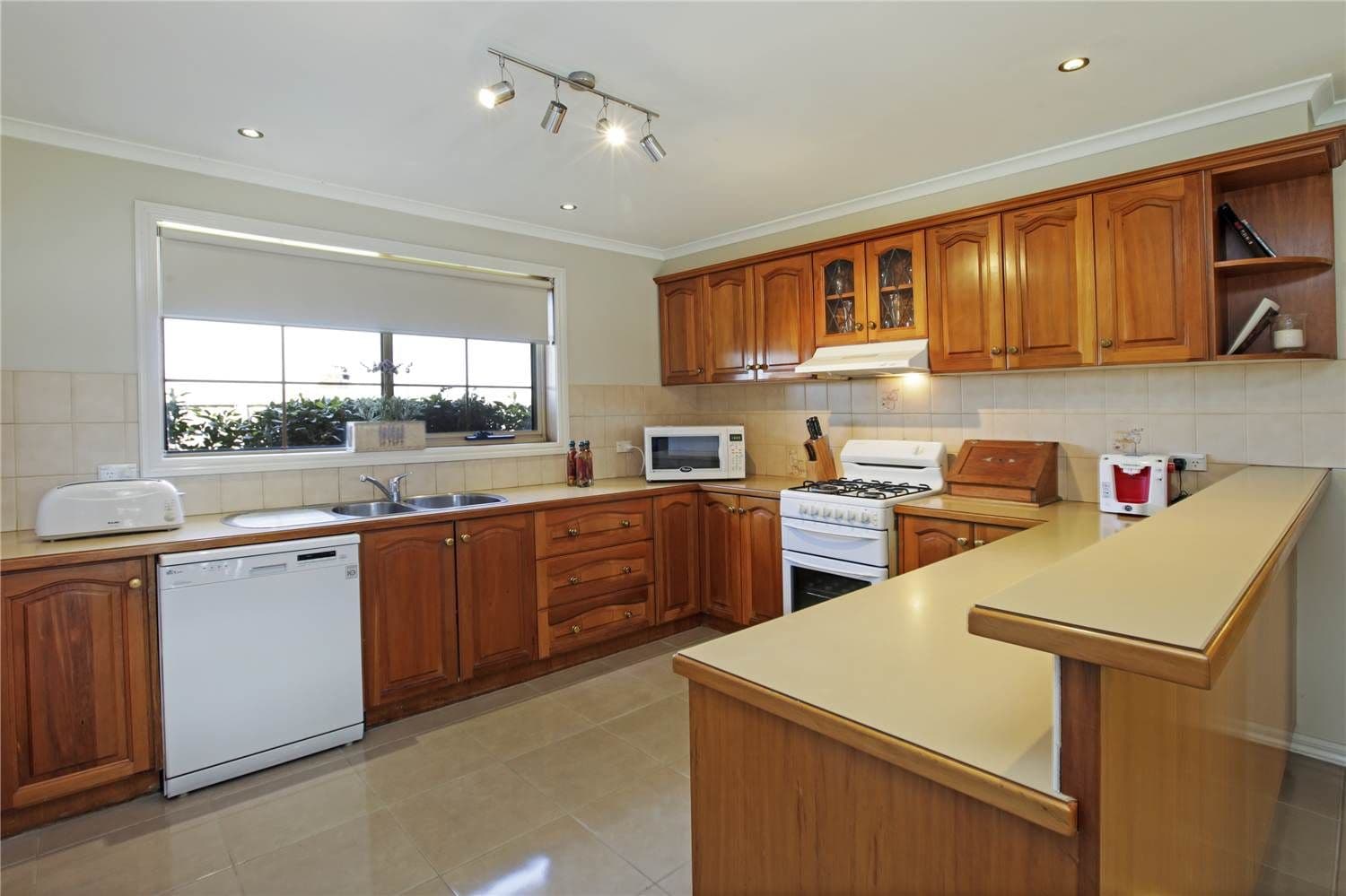 29 Cranbourne Drive, CORIO VIC 3214, Corio - Thumbnail 2