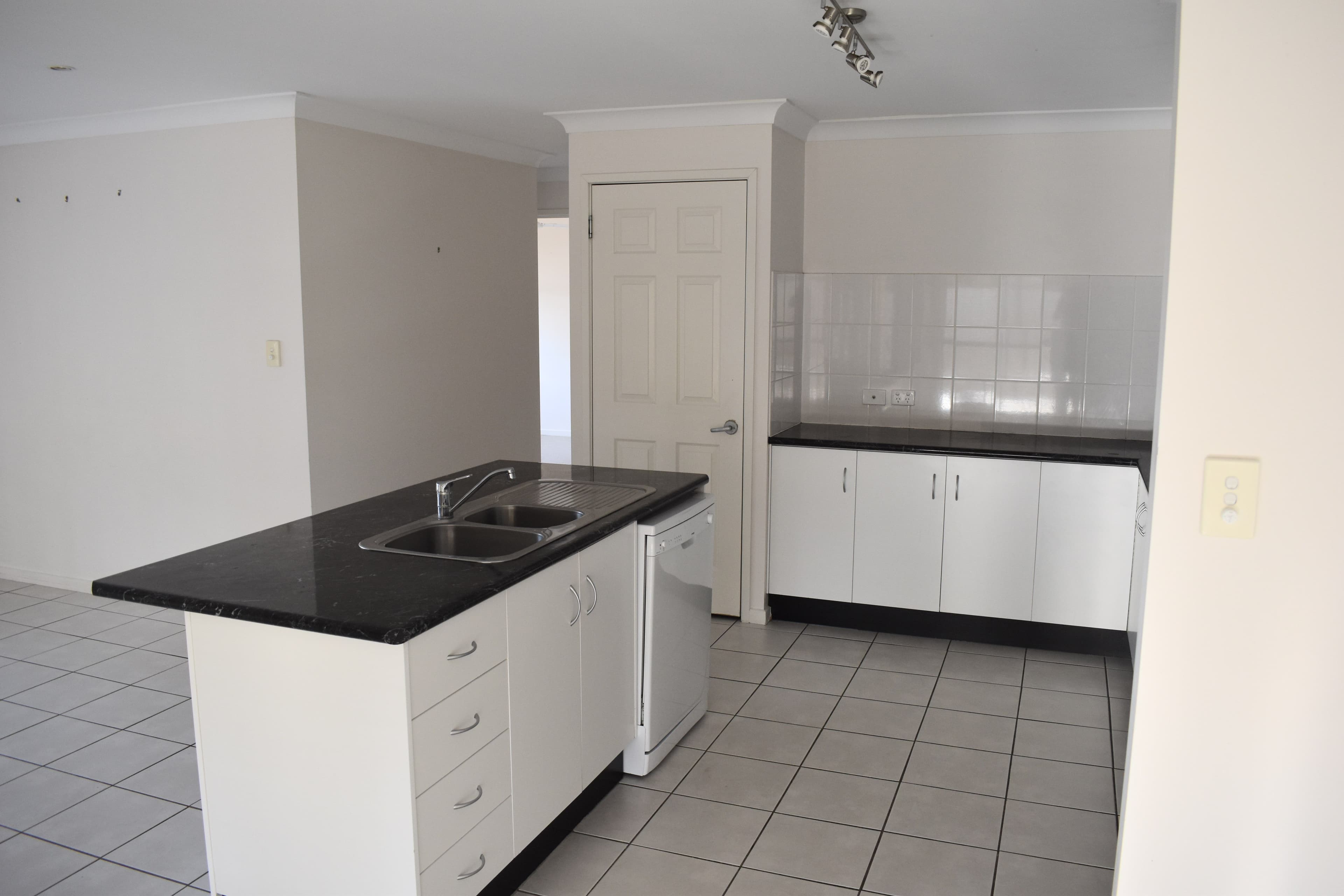 10 Cowan Crescent, Emerald QLD 4720, Emerald - Thumbnail 3