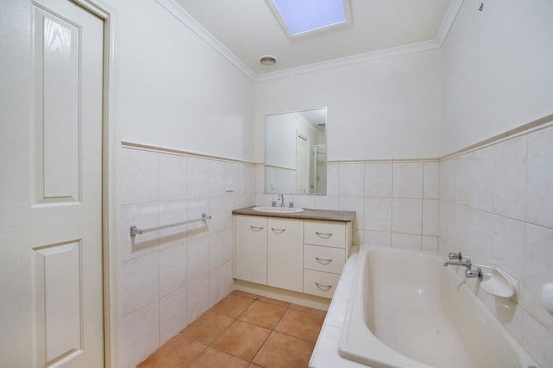14 May Avenue, ALTONA MEADOWS VIC 3028, Altona Meadows - Thumbnail 2