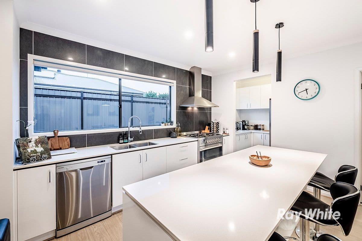 28 Karabair Street, Clyde North VIC 3978, Clyde North - Thumbnail 6