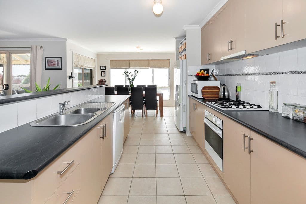 9 Mayfair Court, Mount Helen VIC 3350, Mount Helen - Thumbnail 4