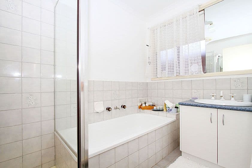20 Hinkler Drive, MILL PARK VIC 3082, Mill Park - Thumbnail 7