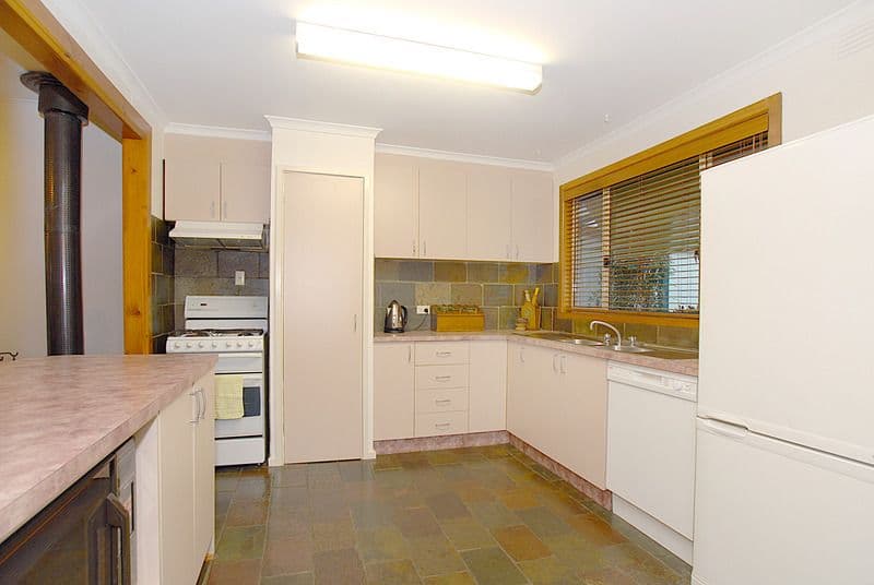 8 Camellia Court, DOVETON VIC 3177, Doveton - Thumbnail 3