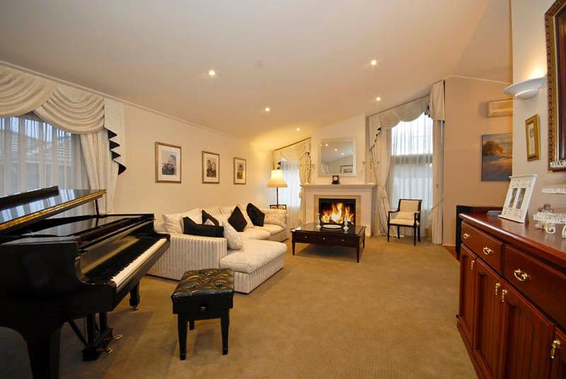 12 Regal Avenue, DONCASTER EAST VIC 3109, Doncaster East - Thumbnail 2