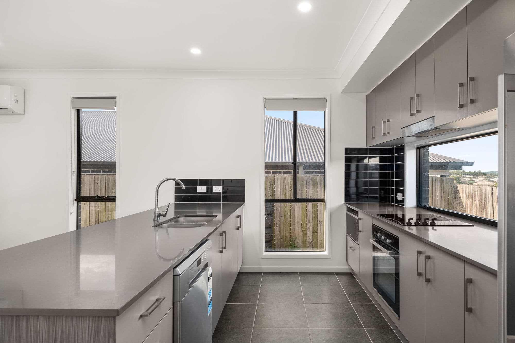 10 Mount Barney Crescent, Park Ridge QLD 4125, Park Ridge - Thumbnail 4