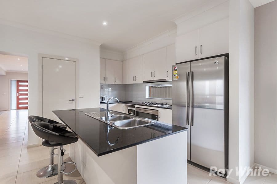 18 Barrington Circuit, Caroline Springs VIC 3023, Caroline Springs - Thumbnail 3