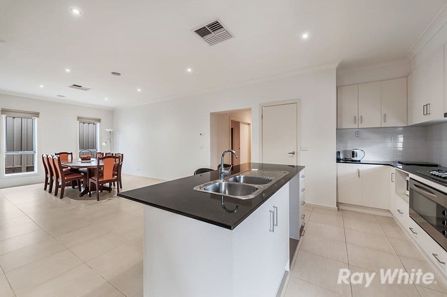 18 Barrington Circuit, Caroline Springs VIC 3023, Caroline Springs - Thumbnail 4