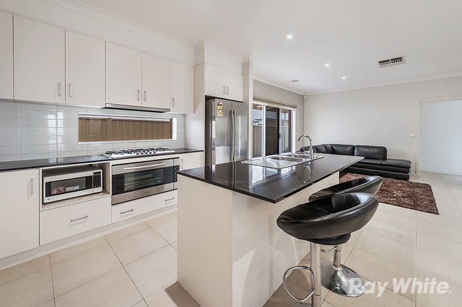 18 Barrington Circuit, Caroline Springs VIC 3023, Caroline Springs - Thumbnail 5