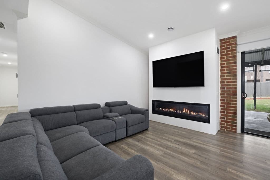 113 Abbeygate Drive, Werribee VIC 3030, Werribee - Thumbnail 2