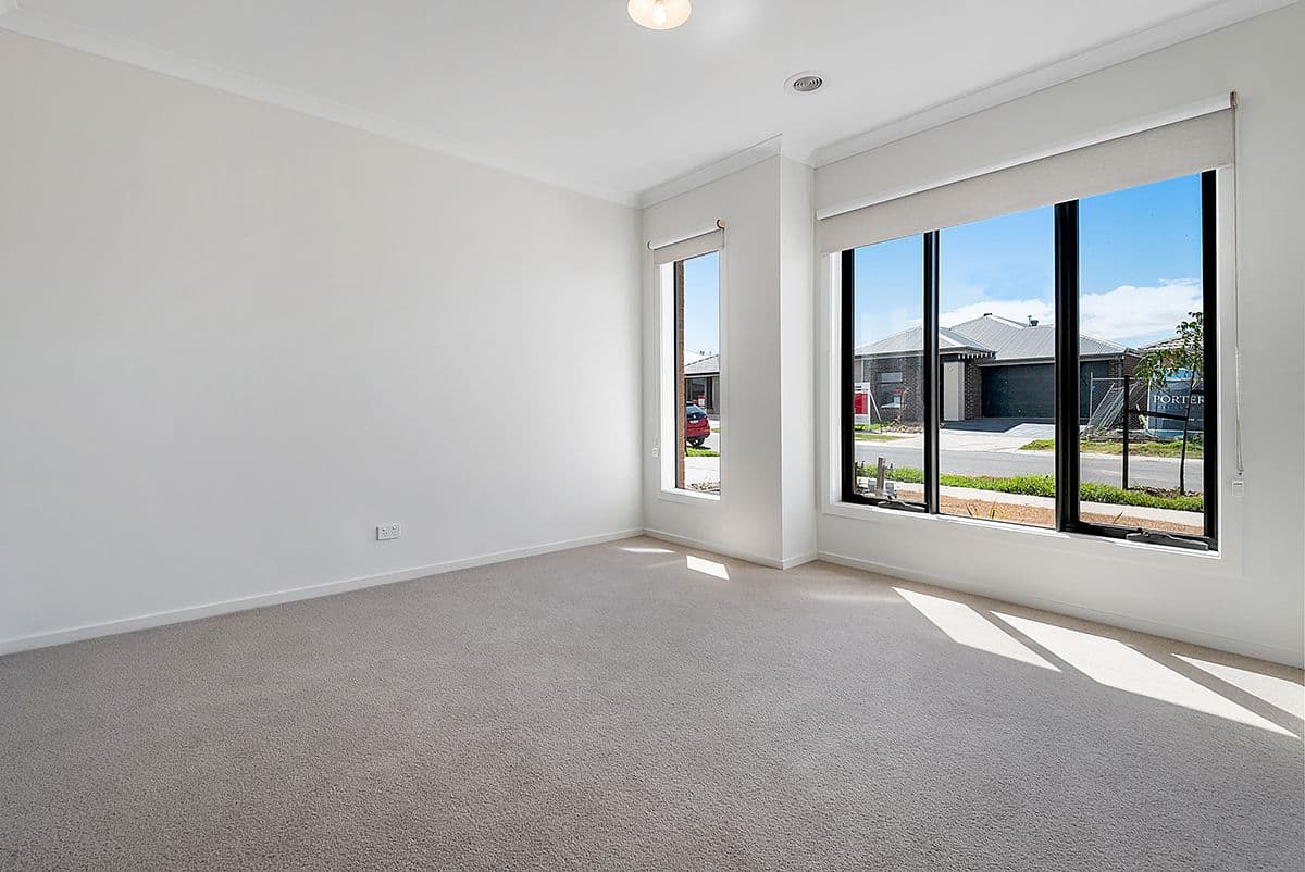 17 Featherwood Crescent, Craigieburn VIC 3064, Craigieburn - Thumbnail 2