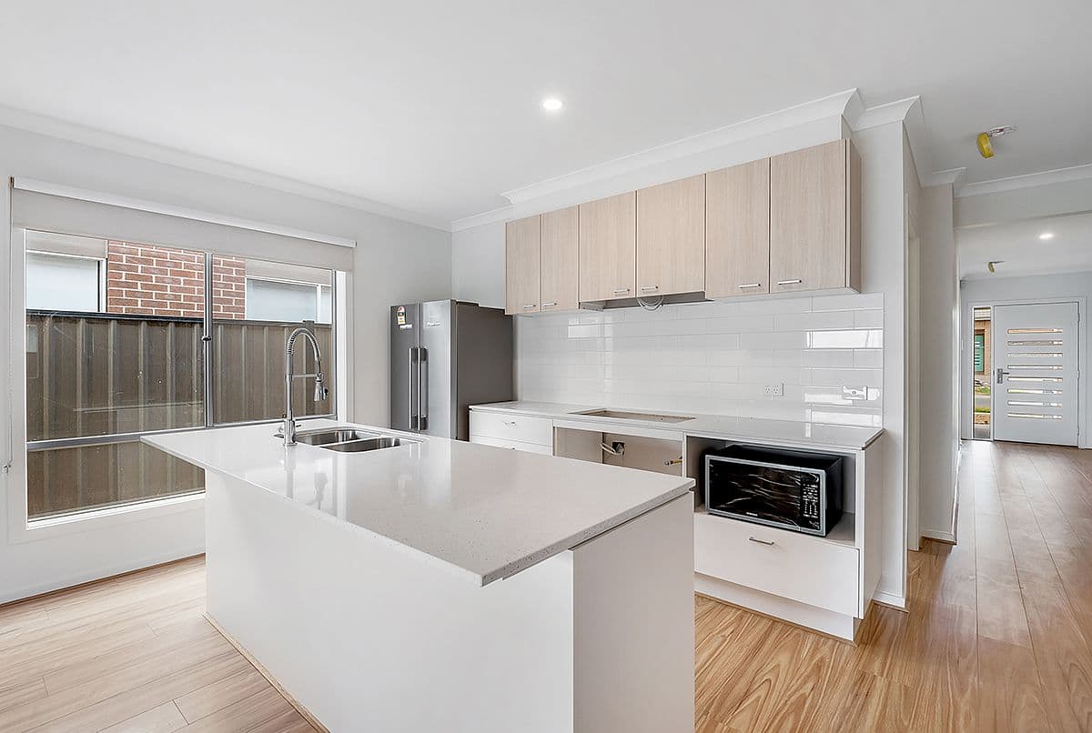 17 Featherwood Crescent, Craigieburn VIC 3064, Craigieburn - Thumbnail 4