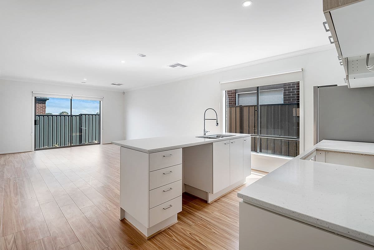 17 Featherwood Crescent, Craigieburn VIC 3064, Craigieburn - Thumbnail 5