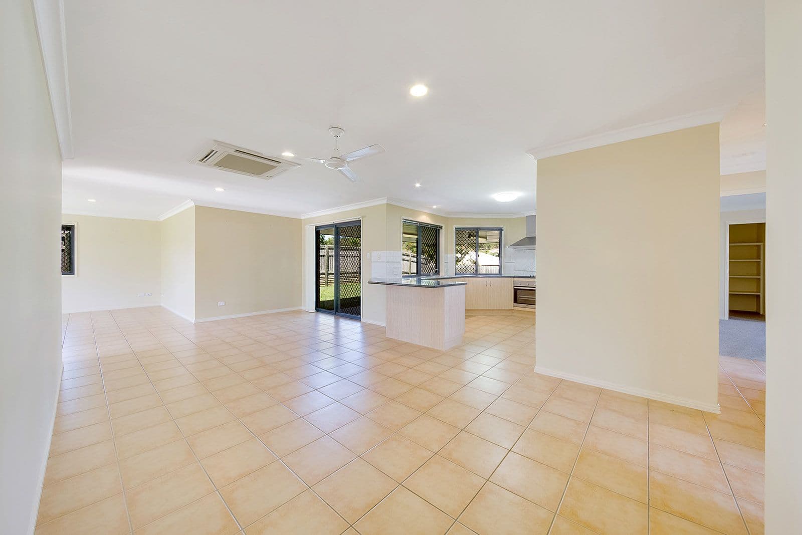 6 Gregory Street, Tannum Sands QLD 4680, Tannum Sands - Thumbnail 2