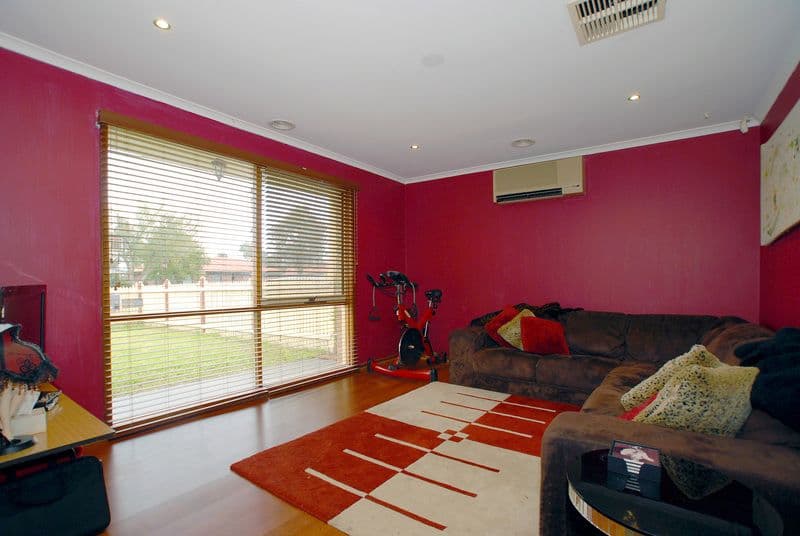 63 Lesdon Avenue, CRANBOURNE VIC 3977, Cranbourne - Thumbnail 2