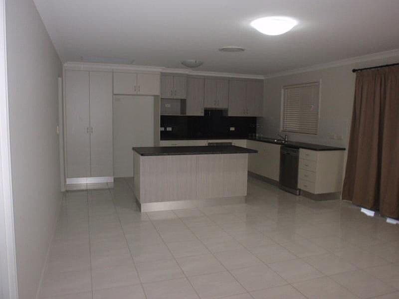 75 Loch Street, Emerald QLD 4720, Emerald - Thumbnail 2