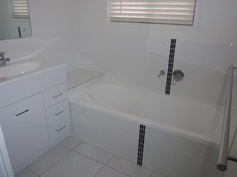 75 Loch Street, Emerald QLD 4720, Emerald - Thumbnail 3