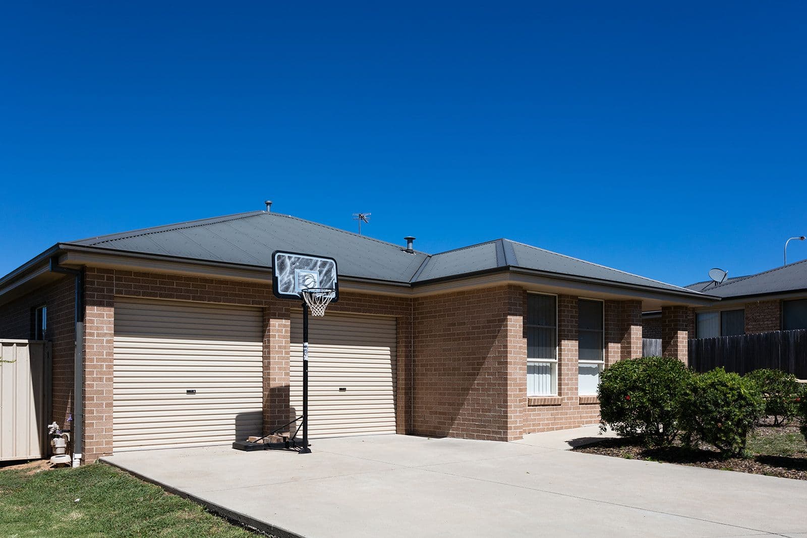 8 Sapphire Street, Orange - Thumbnail 2