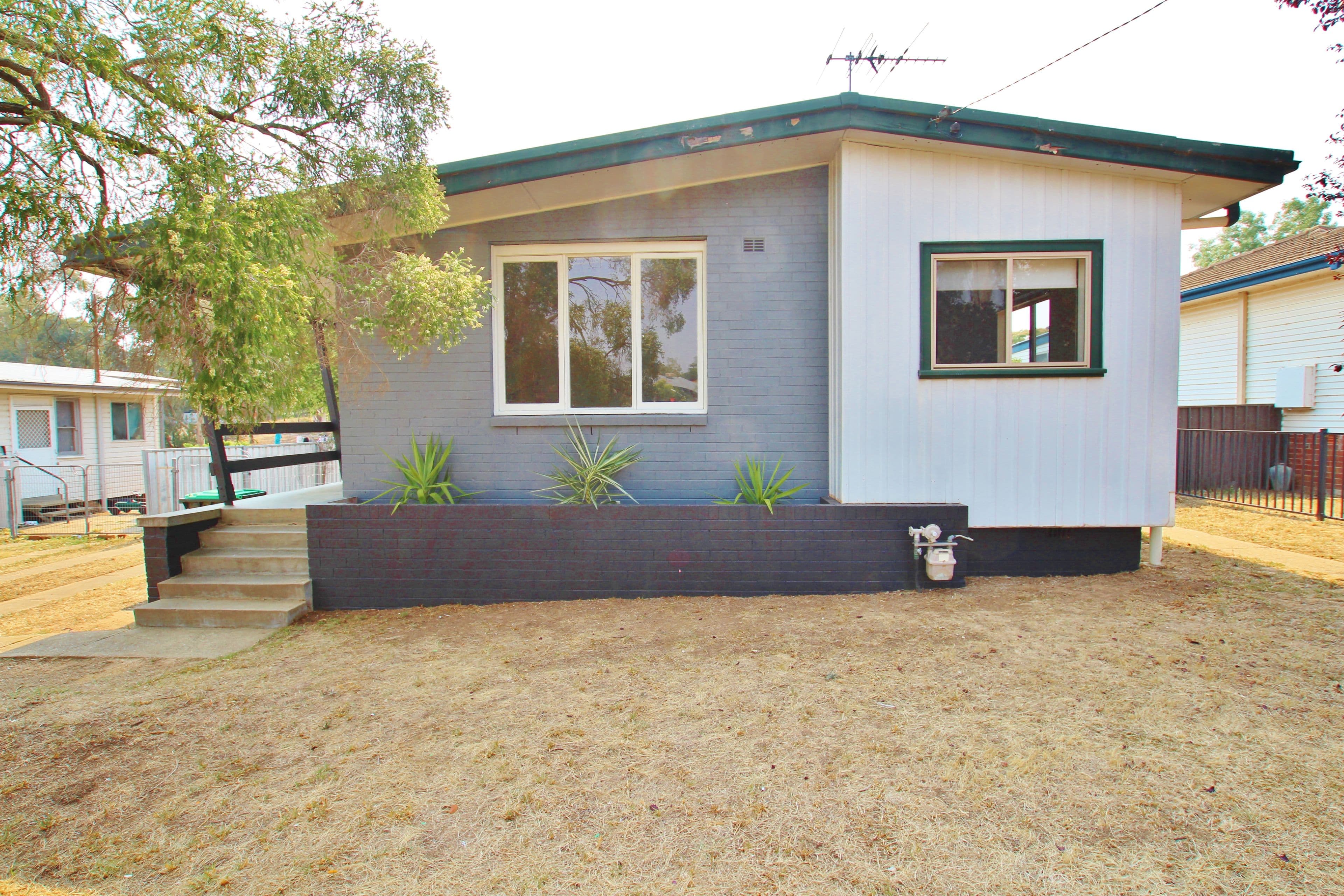11 Bendick Street, Young - Image 1