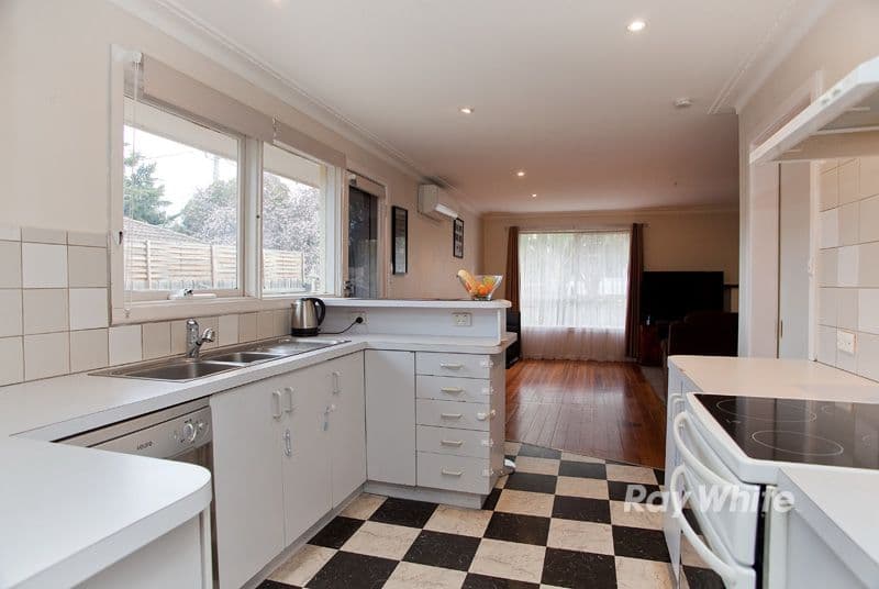 13 Batman Avenue, SUNBURY VIC 3429, Sunbury - Thumbnail 2