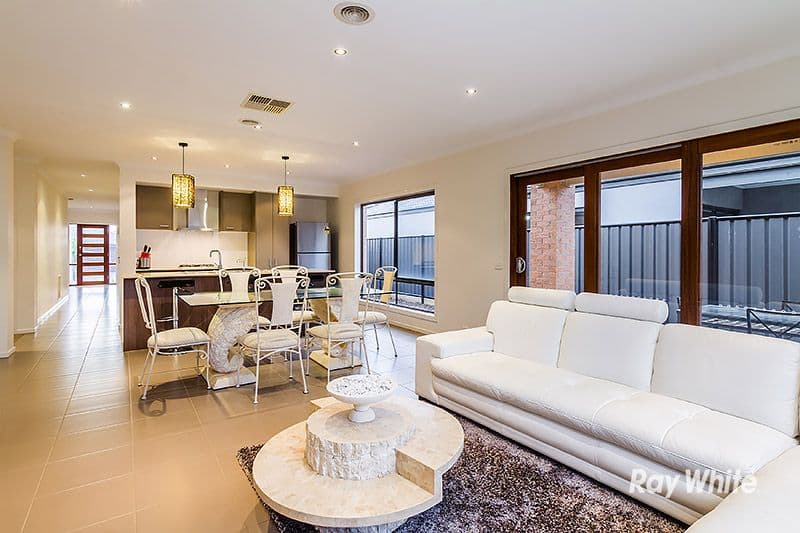 5 Cob Terrace, Clyde North VIC 3978, Clyde North - Thumbnail 2