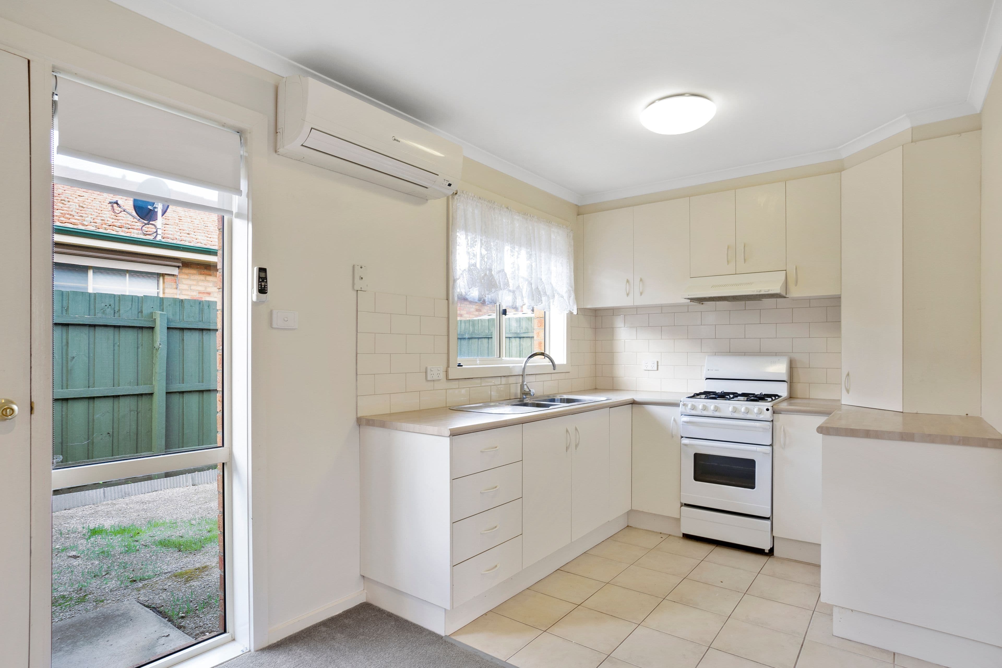 16-18 Russell Street, Werribee VIC 3030, Werribee - Thumbnail 3