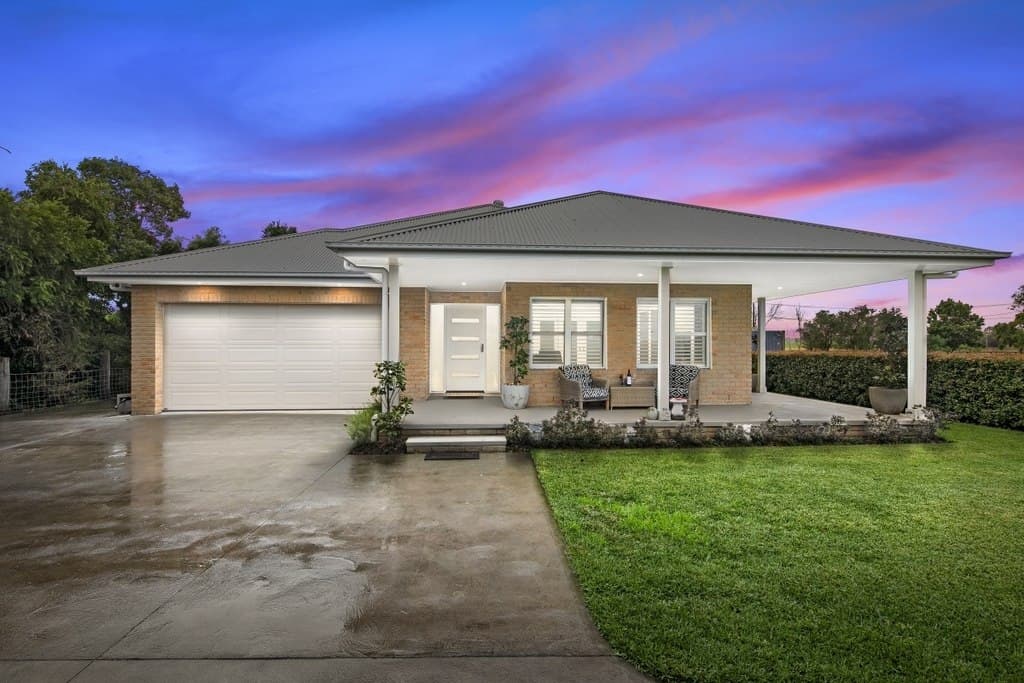 8 Sharkeys Lane, Lorn - Image 1
