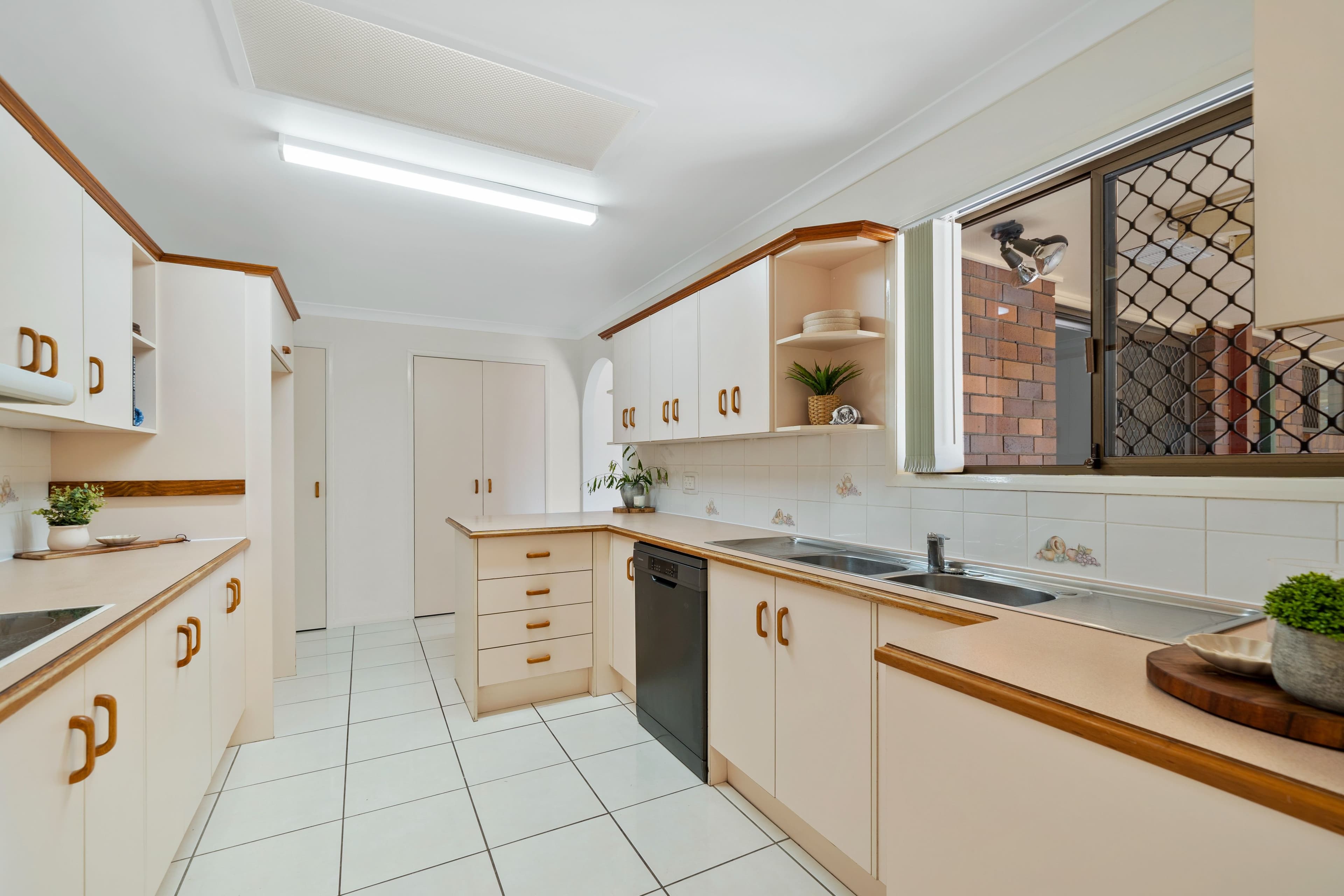 2 Jilbard Drive, Springwood QLD 4127, Springwood - Thumbnail 4