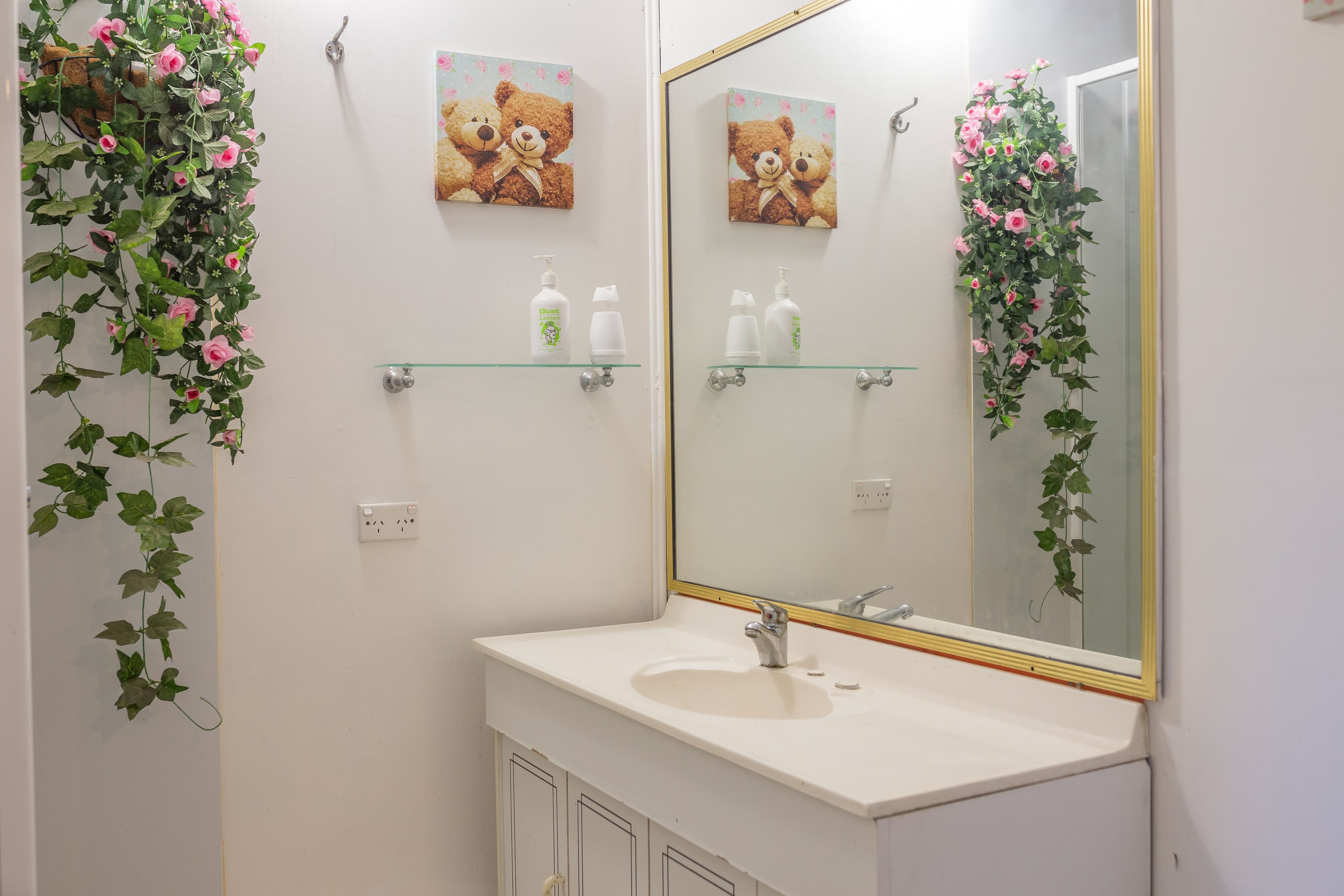 33 Warana Avenue, Southport QLD 4215, Southport - Thumbnail 6