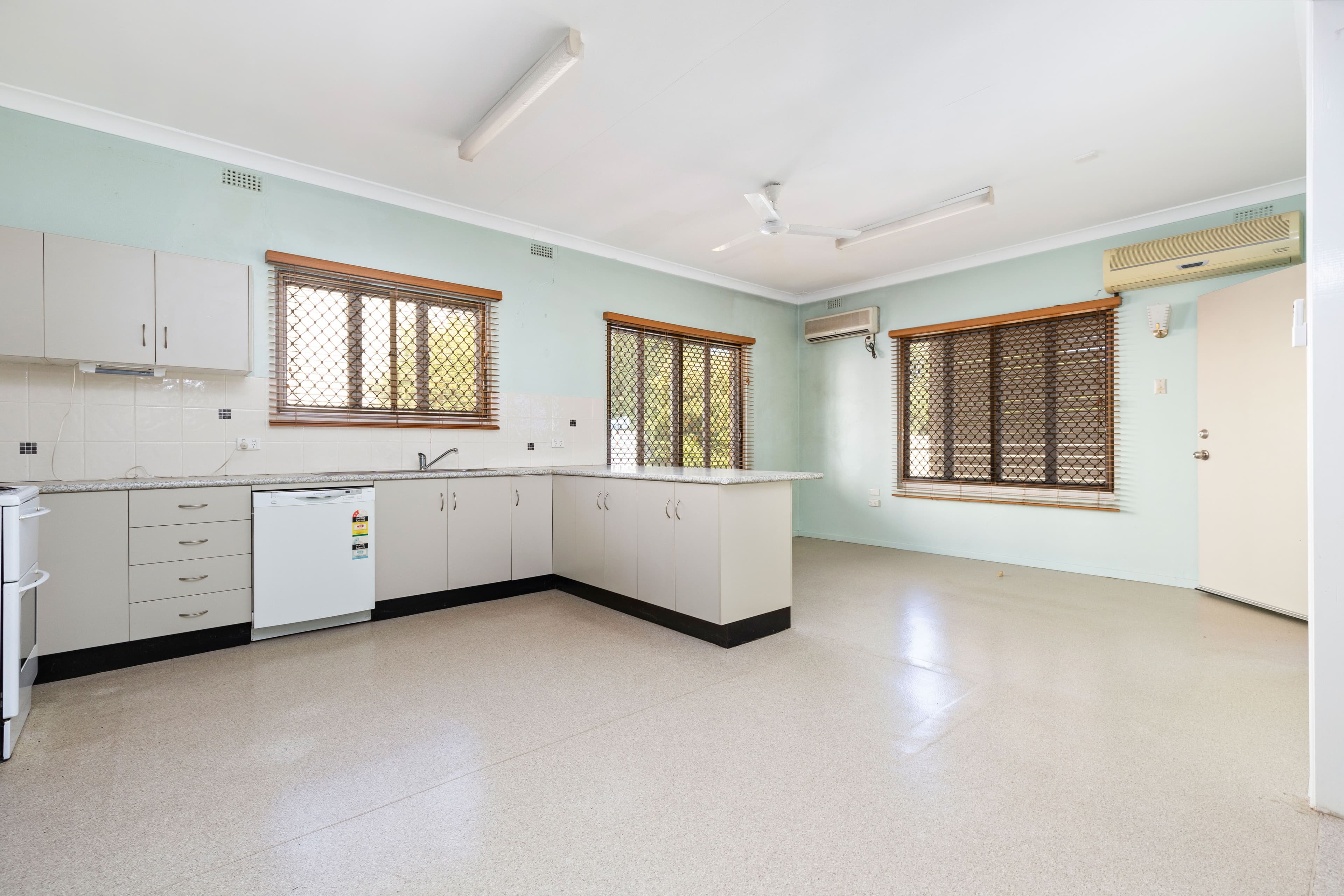 54 Borilla Street, Emerald QLD 4720, Emerald - Thumbnail 7