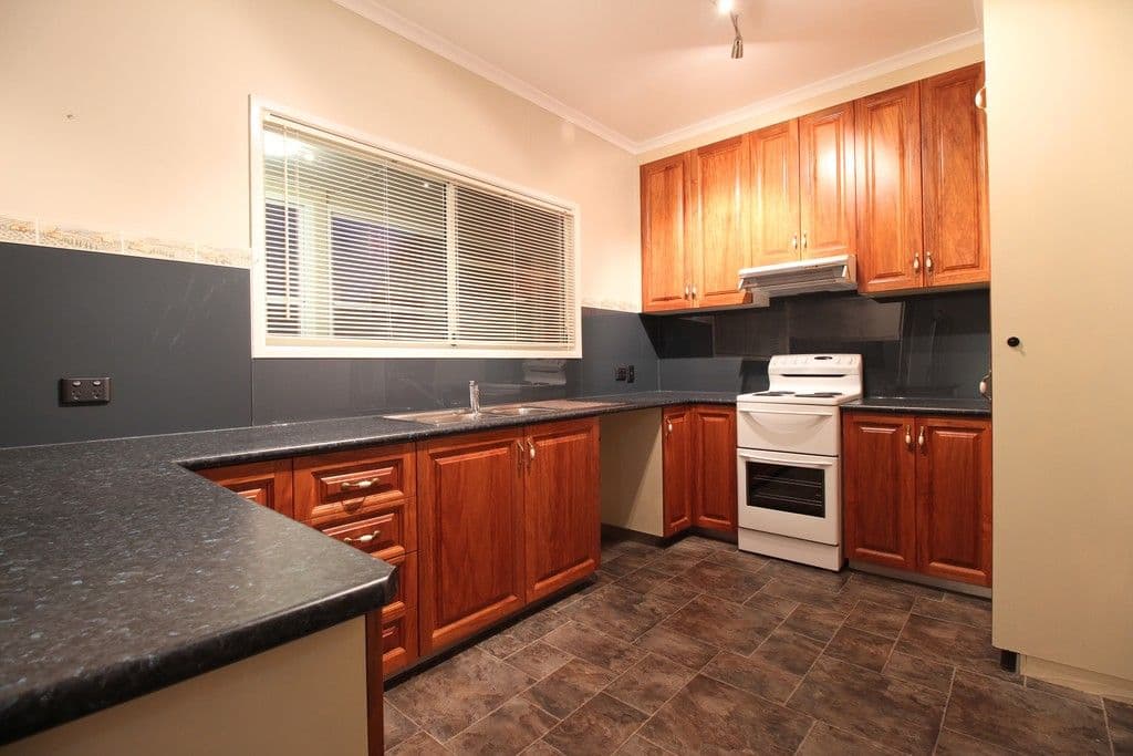 43 Loch Street, Emerald QLD 4720, Emerald - Thumbnail 3
