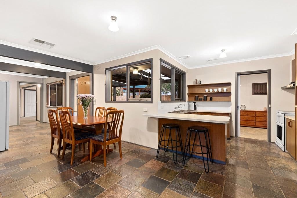 11 Winnifred Crescent, Knoxfield VIC 3180, Knoxfield - Thumbnail 2