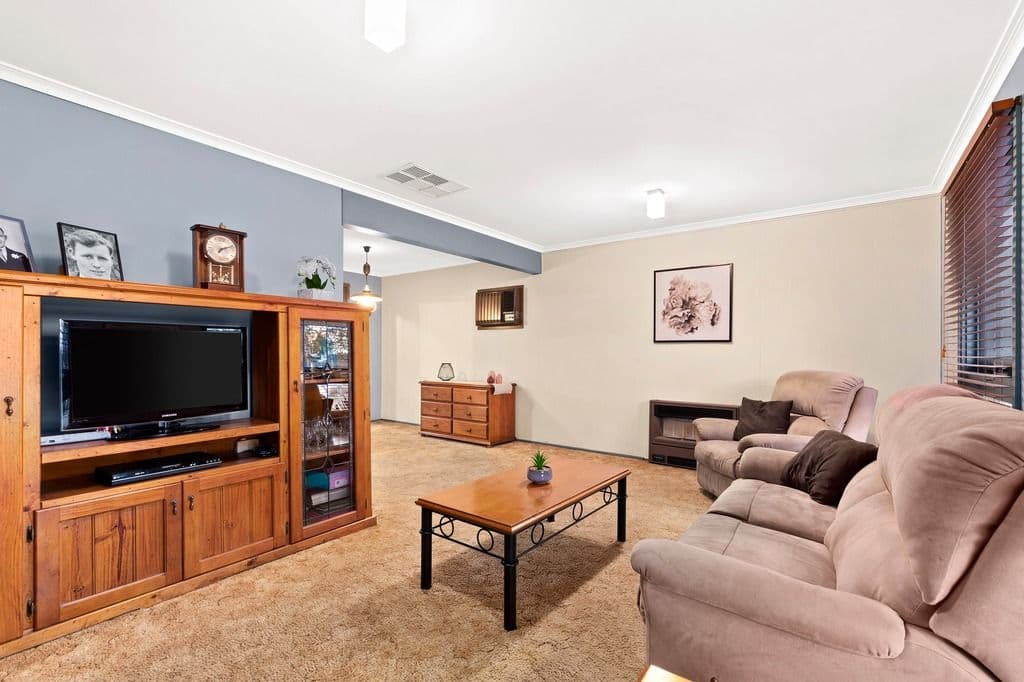 11 Winnifred Crescent, Knoxfield VIC 3180, Knoxfield - Thumbnail 3