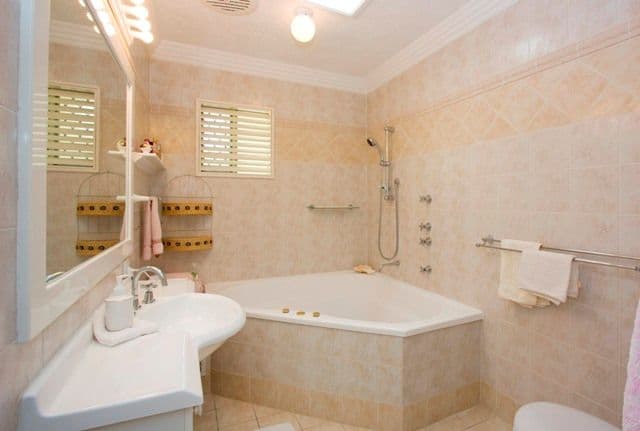 82 Monaco Street, BROADBEACH WATERS QLD 4218, Broadbeach Waters - Thumbnail 3