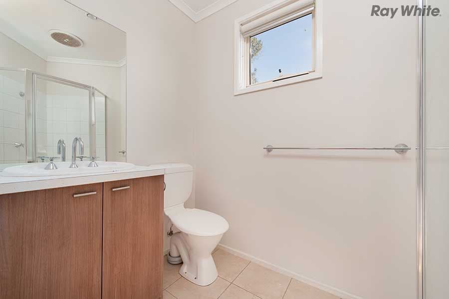 4 Landers Court, Caroline Springs VIC 3023, Caroline Springs - Thumbnail 3