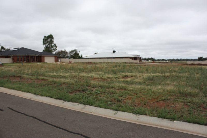 33 Chisnall Street, COROWA NSW 2646, Corowa - Thumbnail 2