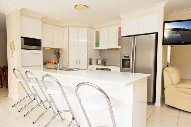 10 Goldfinch Avenue, BURLEIGH WATERS QLD 4220, Burleigh Waters - Thumbnail 5
