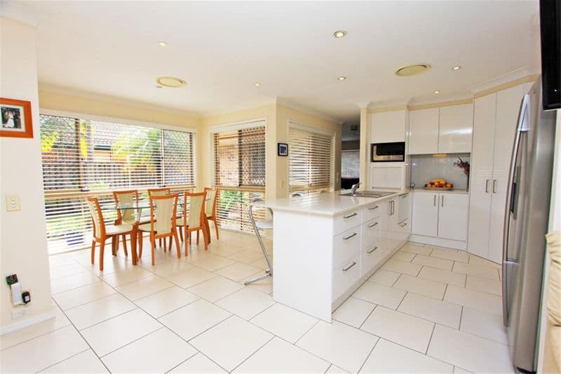 10 Goldfinch Avenue, BURLEIGH WATERS QLD 4220, Burleigh Waters - Thumbnail 8
