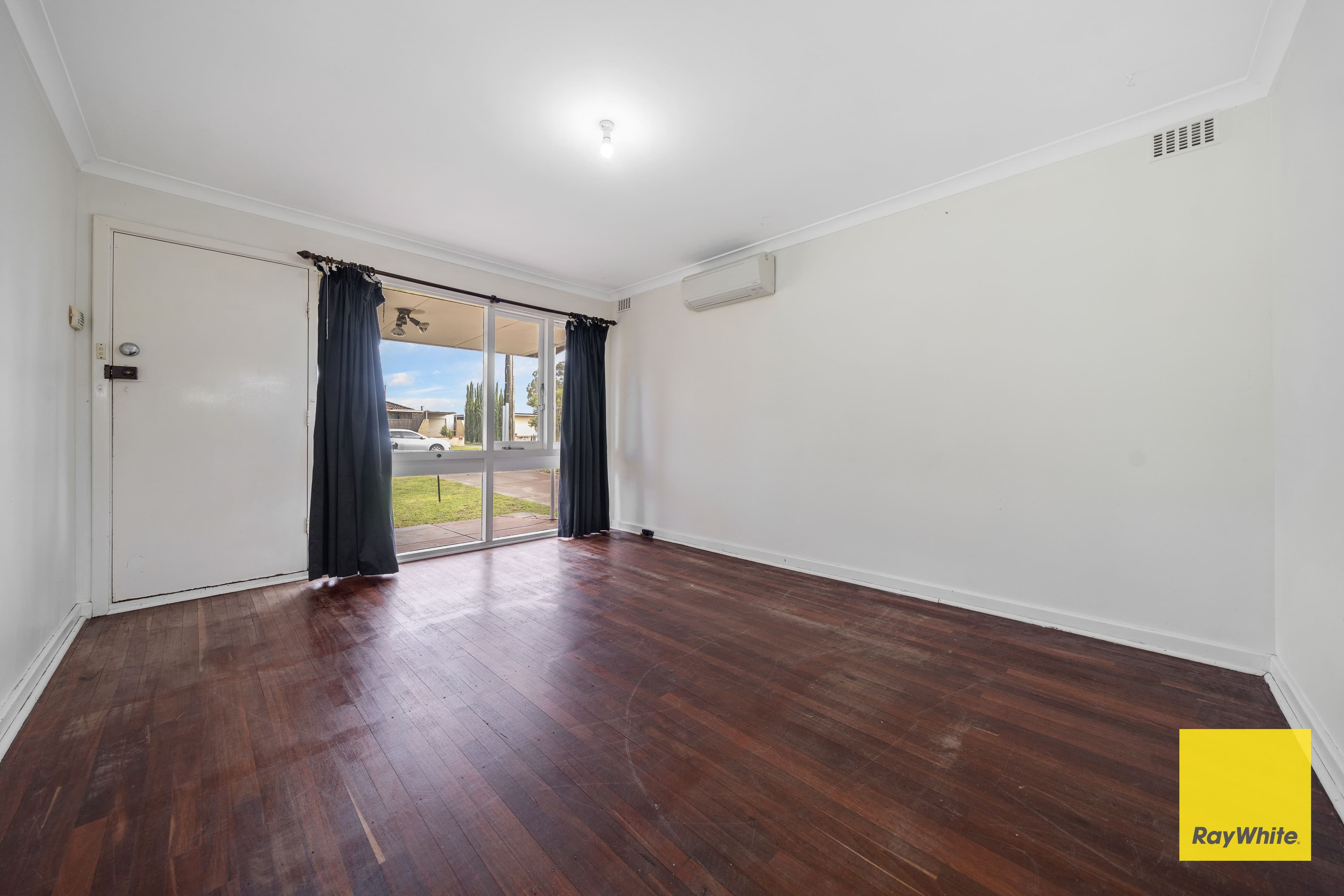10 Roydon Way, Girrawheen WA 6064, Girrawheen - Thumbnail 4