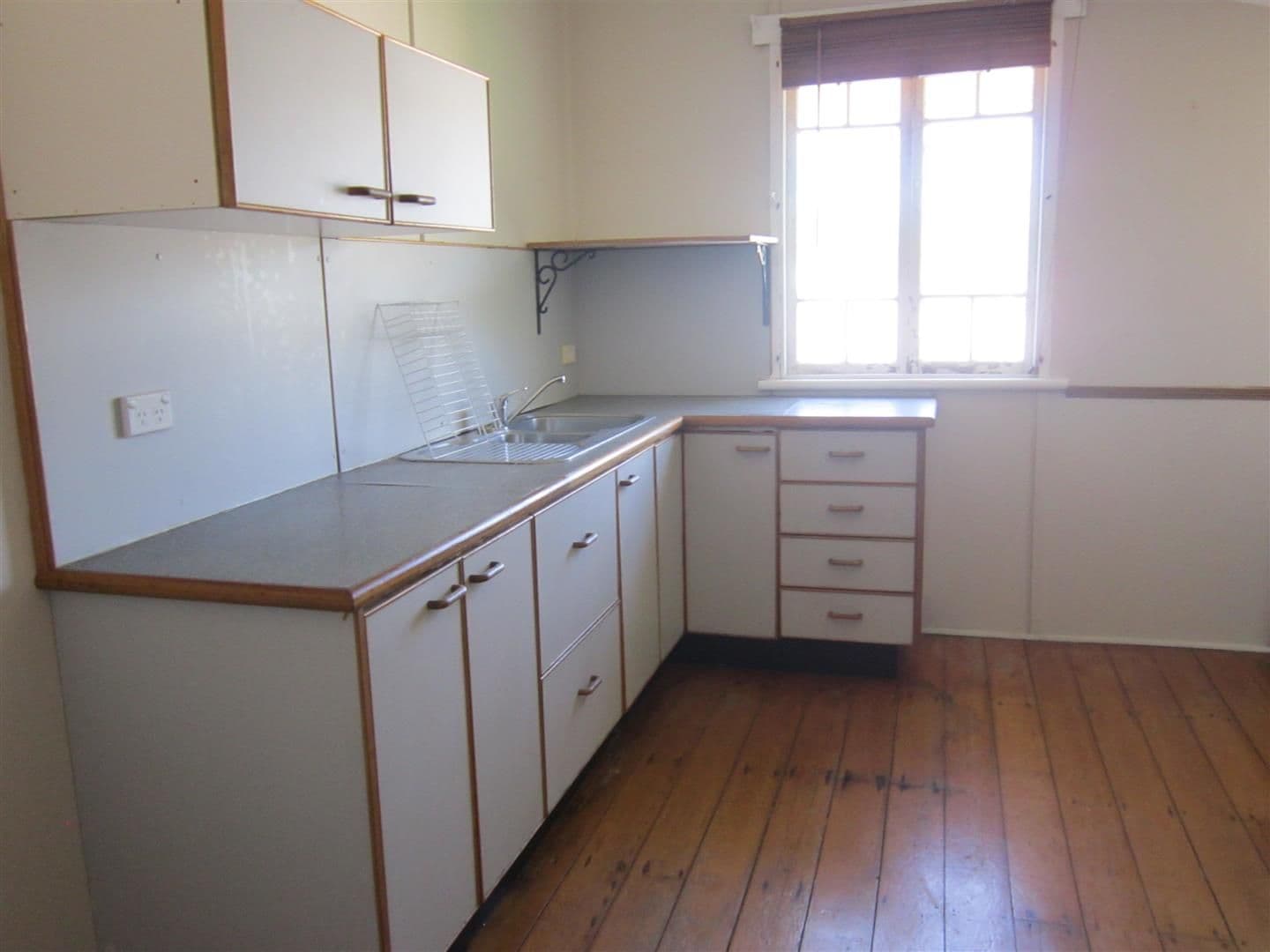 76 Dee Street, Mount Morgan QLD 4714, Mount Morgan - Thumbnail 2