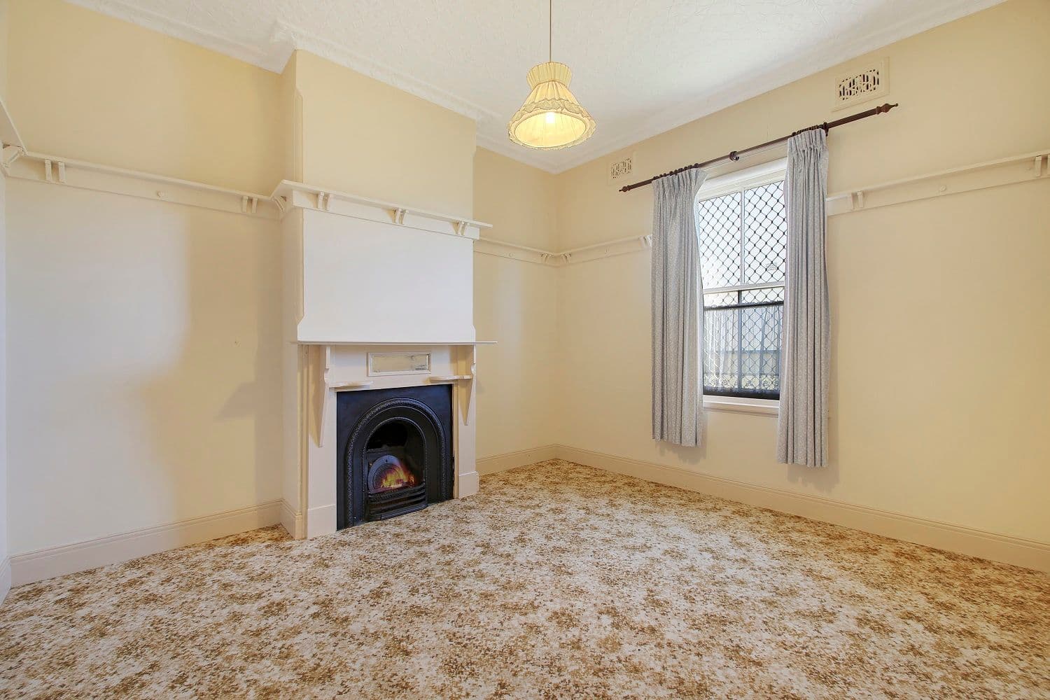 13 Lithgow Street, GOULBURN NSW 2580, Goulburn - Thumbnail 4