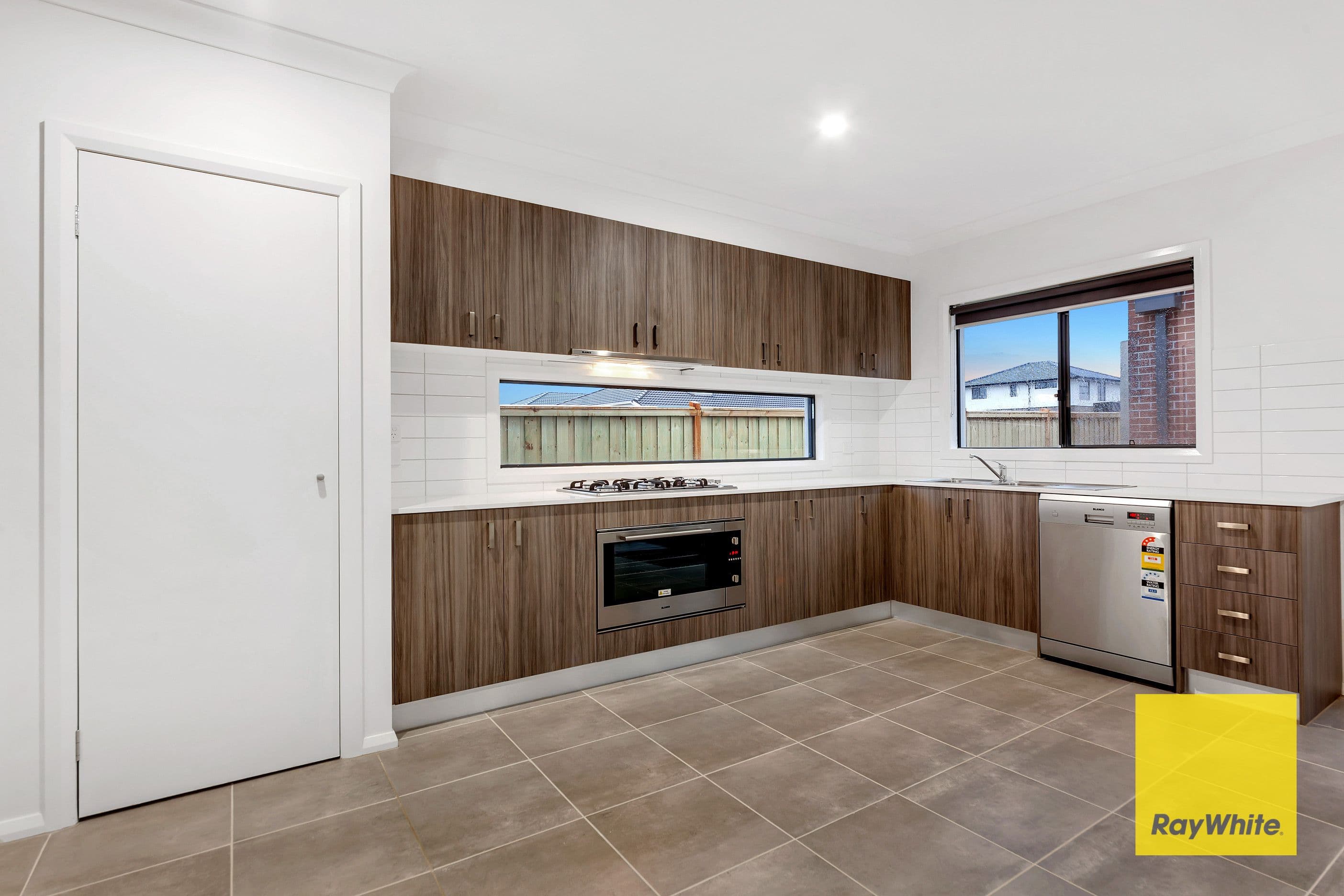 16 TREEVE Parkway, Werribee VIC 3030, Werribee - Thumbnail 6