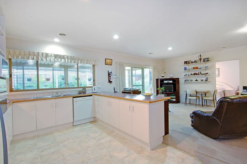 12  Waltham Drive, MORNINGTON VIC 3931, Mornington - Thumbnail 3