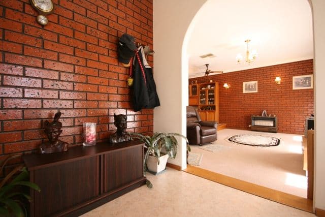 11 Larnoo Street, HALLETT COVE SA 5158, Hallett Cove - Thumbnail 2