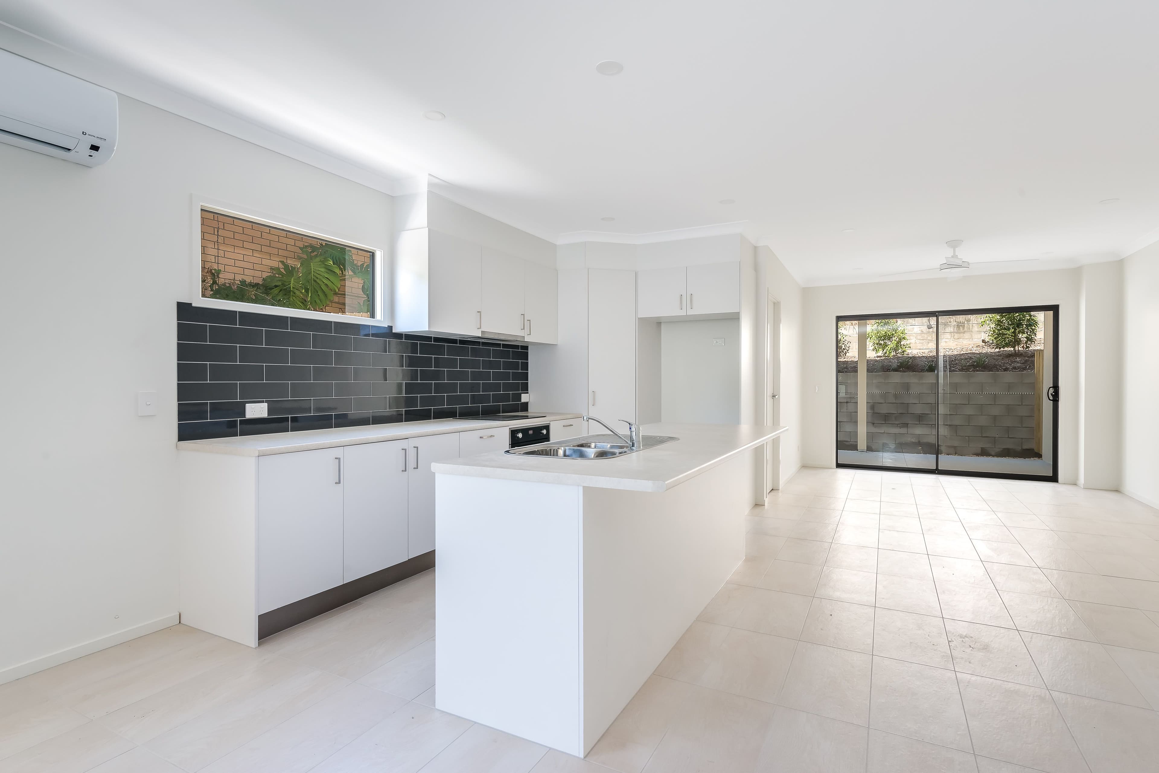 18 Enid Avenue, Southport QLD 4215, Southport - Thumbnail 2