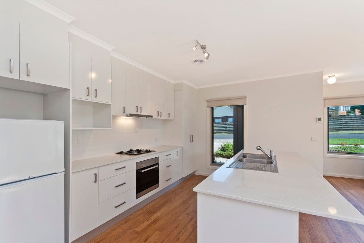 8 Ilex Avenue, Warrnambool VIC 3280, Warrnambool - Thumbnail 2