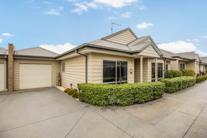 4/12 Rodney Street, Gisborne - Image 1