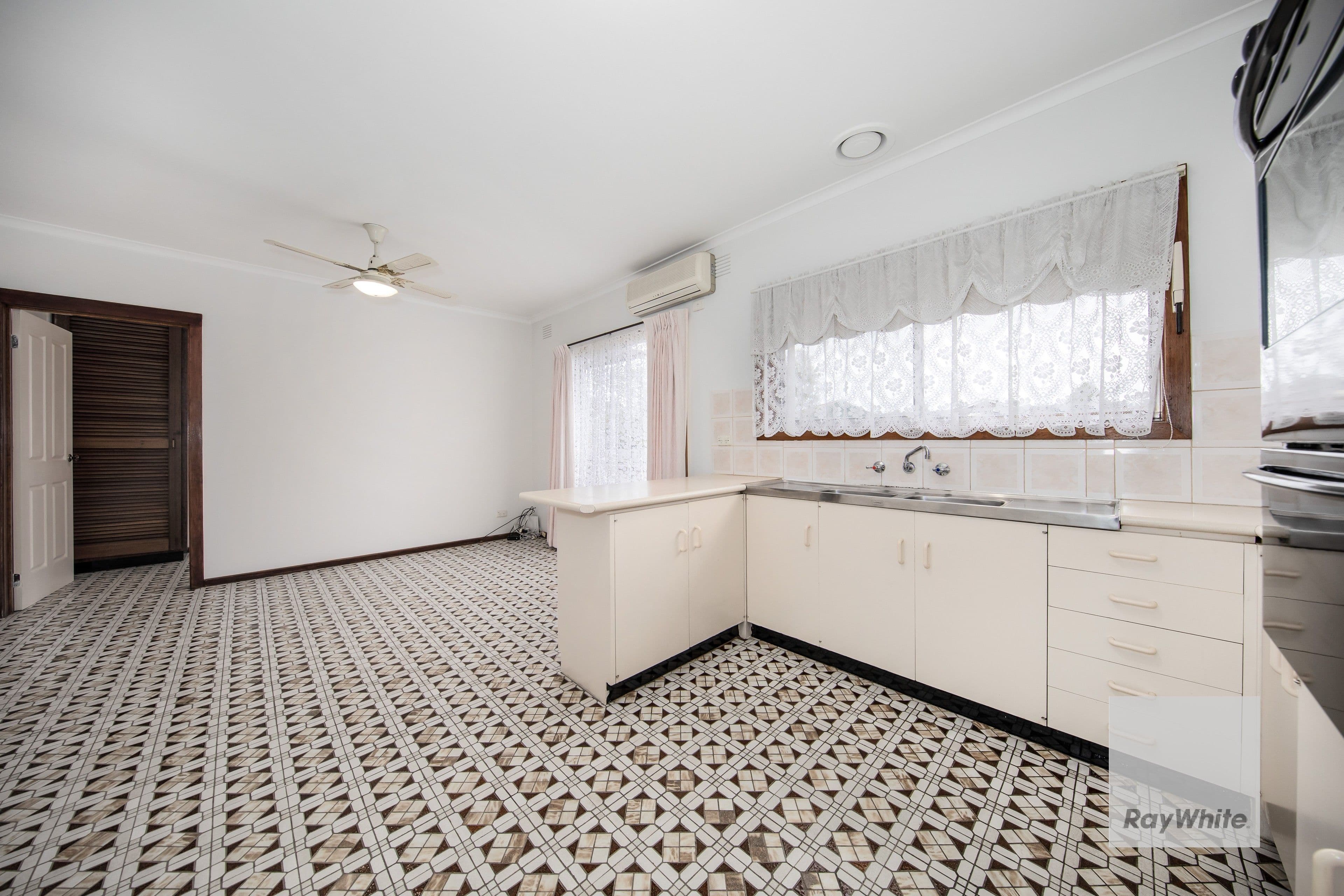 1 Capri Court, Deer Park VIC 3023, Deer Park - Thumbnail 3