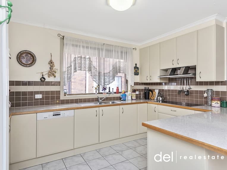 18 Delmont Court, Endeavour Hills, Endeavour Hills - Thumbnail 3