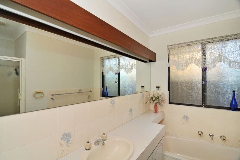 10 Sandford Crescent, HALLS HEAD WA 6210, Halls Head - Thumbnail 7
