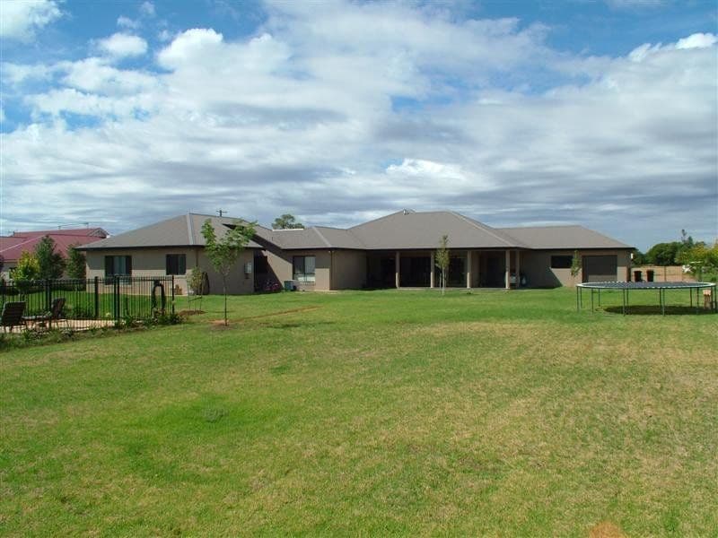 76 Hennessy Drive, DUBBO NSW 2830, Dubbo - Thumbnail 2